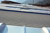 Auf dem Dach des voestalpine-Drahtwalzwerks wurden im Abstand von 15 Metern 40 Cosmotron Lichtbänder montiert.