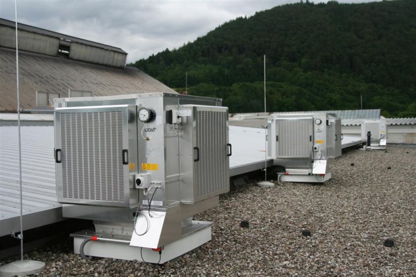 Ein adiabatisches Kühlsystem sorgt für gutes Klima in der Produktion und deutlich reduzierte Betriebskosten im Vergleich zu einer herkömmlichen Klimaanlage
