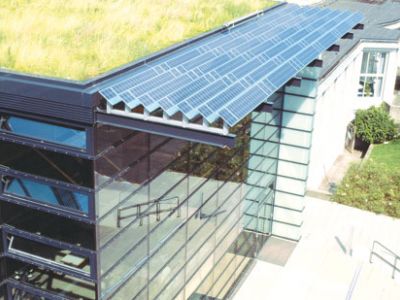 Sonnenschutzsystem mit integrierter Photovoltaik