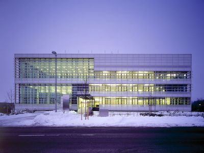 Sonnenschutzsystem zur Beschattung, Lichtlenkung und Blendschutz