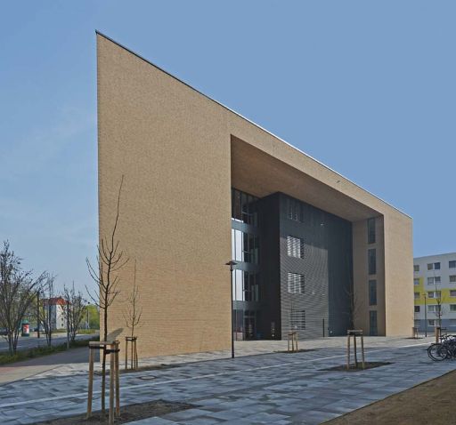 Fassadenverkleidung mittels Alulamellen an Uni Magdeburg