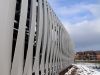 Es wurden 380 feststehende und 300 bewegliche Metalllamellen an die Fassade gebaut.