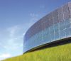 Die Module der Glasfassade wandern mit der Sonne die Fassade entlang und werden so optimal als Energiequelle und Sonnenschutz ausgenutzt
