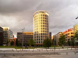 Bewegliche Lamellen als Sonnenschutz am Coffee Plaza Hamburg