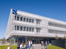 Flexibler Sonnenschutz aus Aluminium für das neue Atriumgebäude der FH Niederrhein in Krefeld